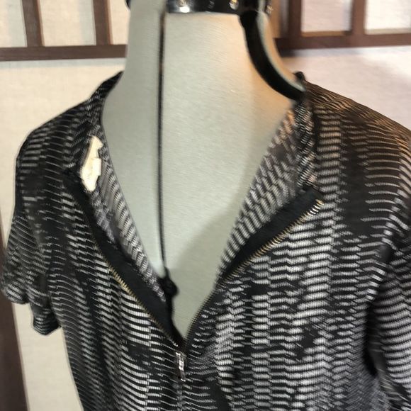 Urban Outfitters/ silence&noise/ sz L /black&white/crop top/short sleeves/ - Picture 8 of 11